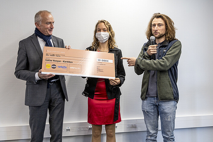 ... et KarBikes (prix remis à Lucas Vançon et Gabrielle Richard par Michel Deneken, président de l'Université de Strasbourg).